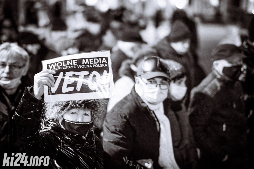 Manifestacja przeciwko lex TVN
