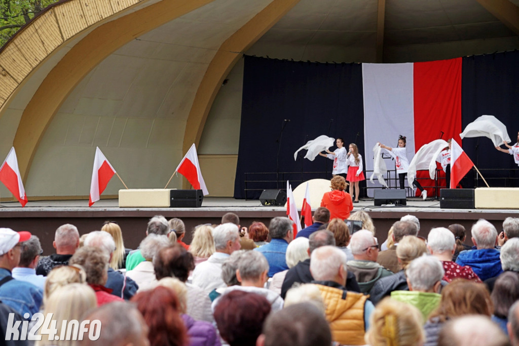 Patriotyczne śpiewanie w Solankach