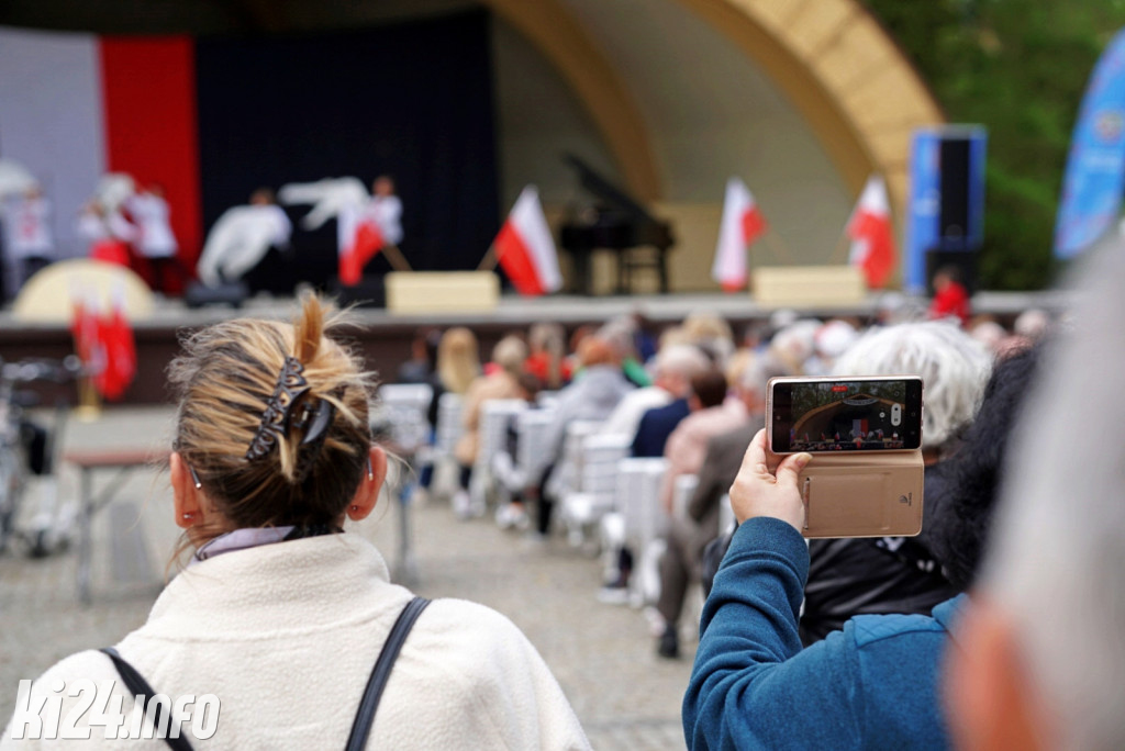 Patriotyczne śpiewanie w Solankach