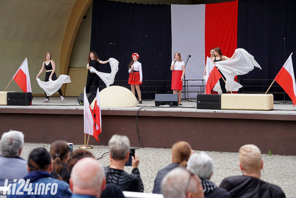 Patriotyczne śpiewanie w Solankach