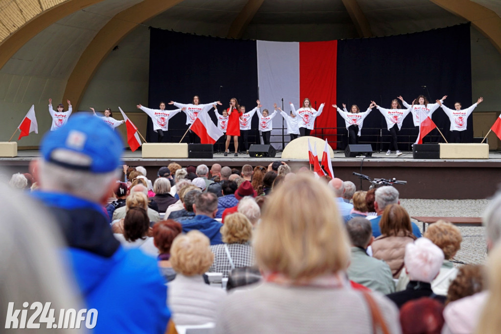 Patriotyczne śpiewanie w Solankach