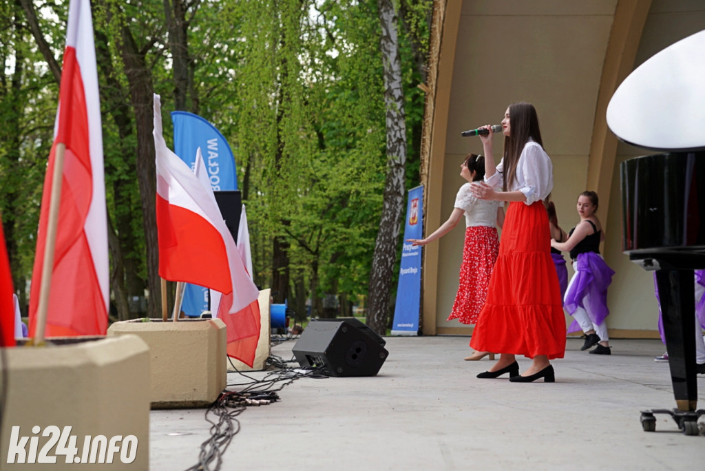 Patriotyczne śpiewanie w Solankach