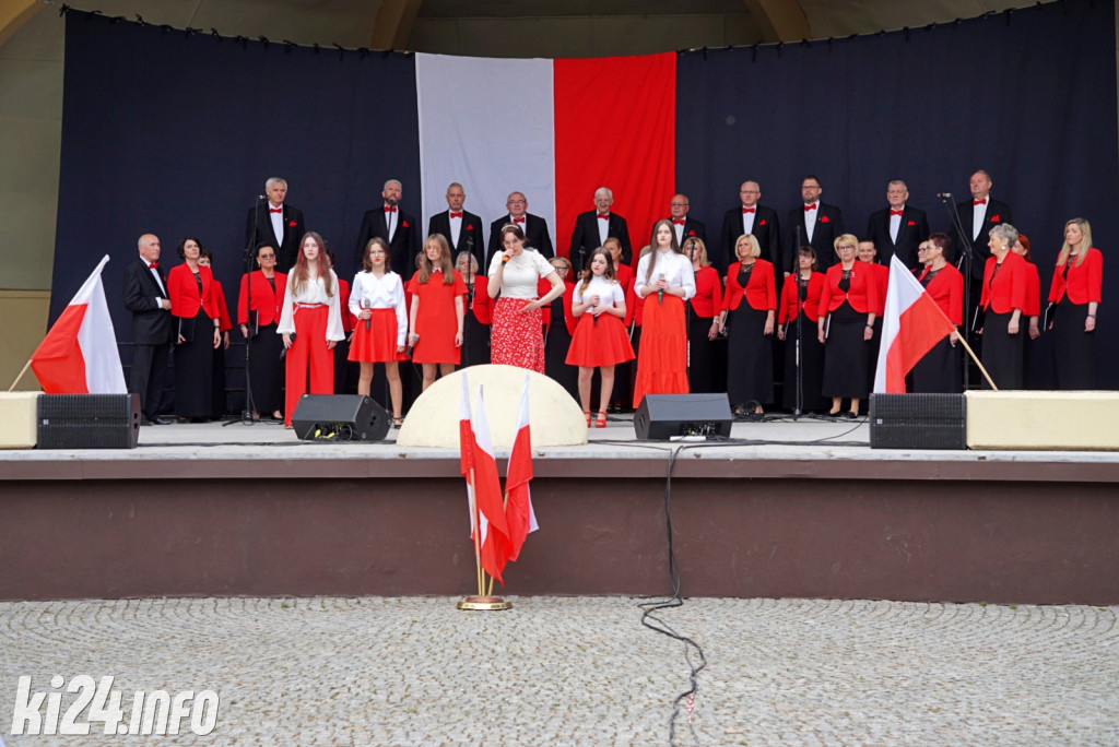 Patriotyczne śpiewanie w Solankach