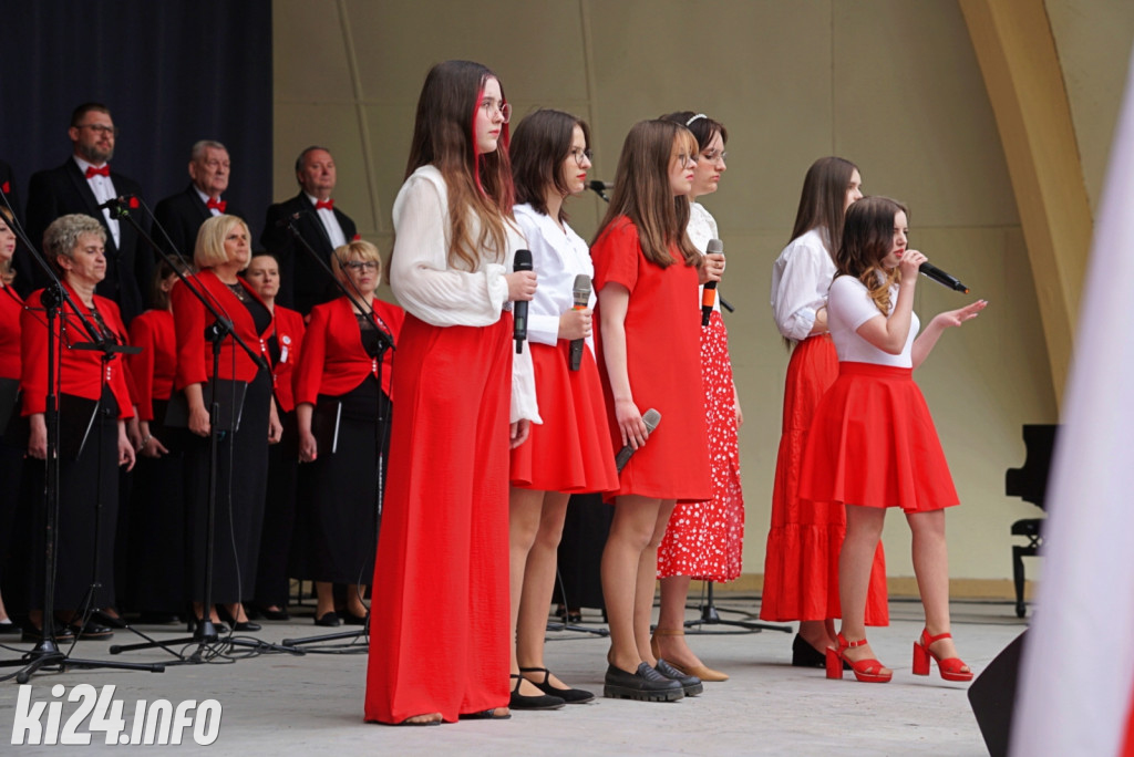 Patriotyczne śpiewanie w Solankach