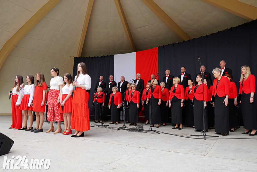 Patriotyczne śpiewanie w Solankach
