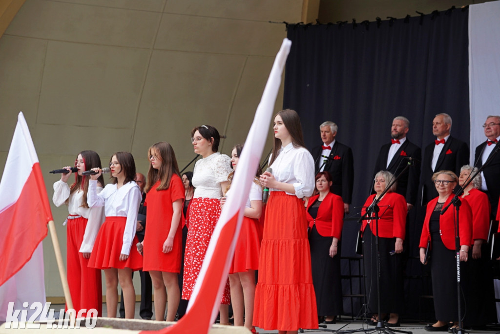 Patriotyczne śpiewanie w Solankach