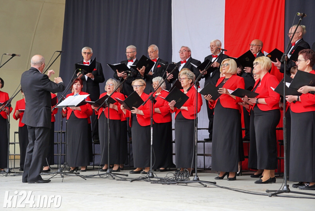 Patriotyczne śpiewanie w Solankach