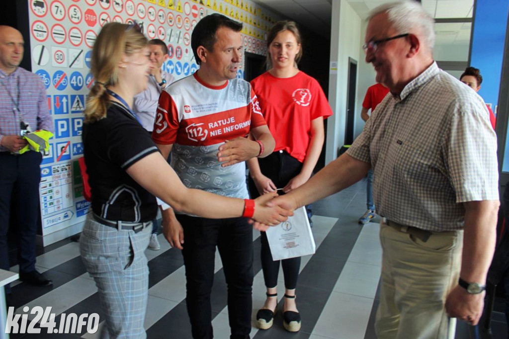 Senior bezpieczny na drodze