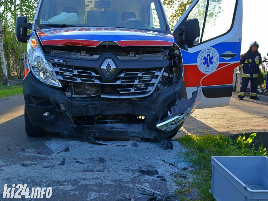 Czołowe zderzenie osobówki z karetką