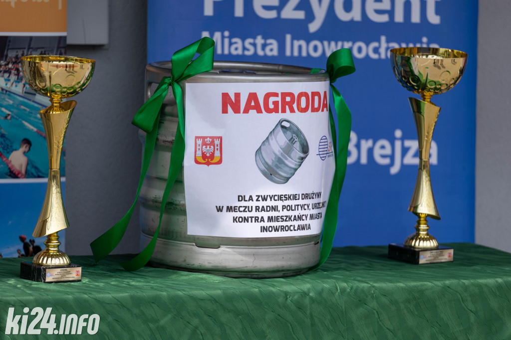 Mieszkańcy walczyli na murawie z politykami
