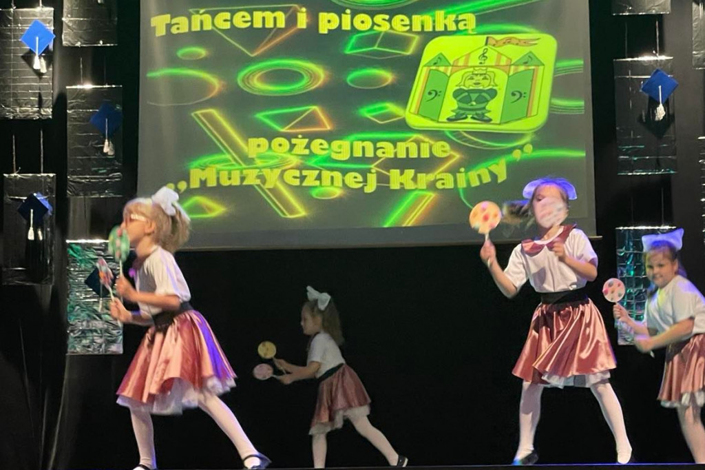Śpiewająco i tanecznie pożegnali się z przedszkolem