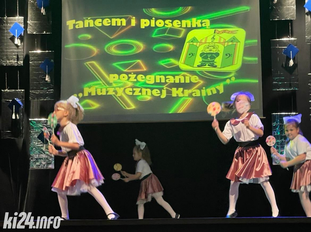 Śpiewająco i tanecznie pożegnali się z przedszkolem