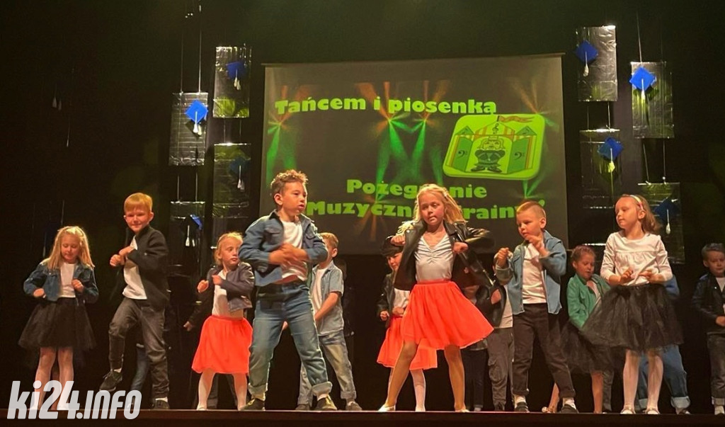 Śpiewająco i tanecznie pożegnali się z przedszkolem