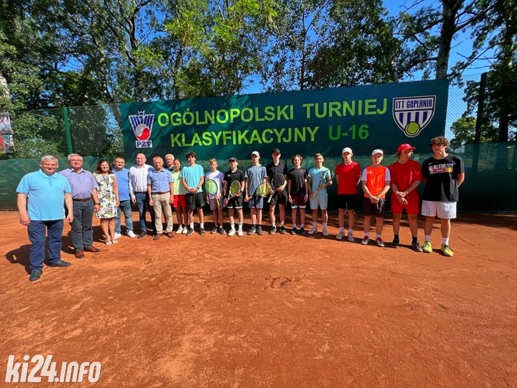 Młodzi tenisiści walczą na kortach