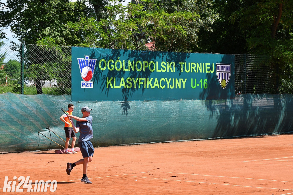 Młodzi tenisiści walczą na kortach