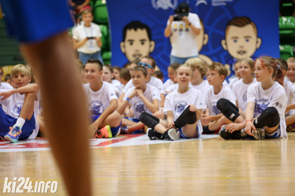 W Inowrocławiu gwiazdy sportu trenują z dzieciakami