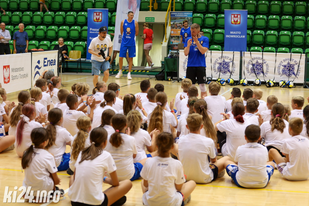 W Inowrocławiu gwiazdy sportu trenują z dzieciakami