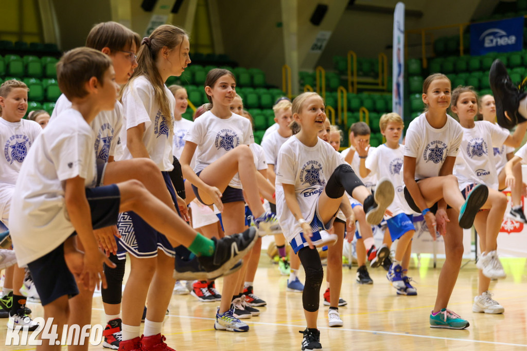 W Inowrocławiu gwiazdy sportu trenują z dzieciakami