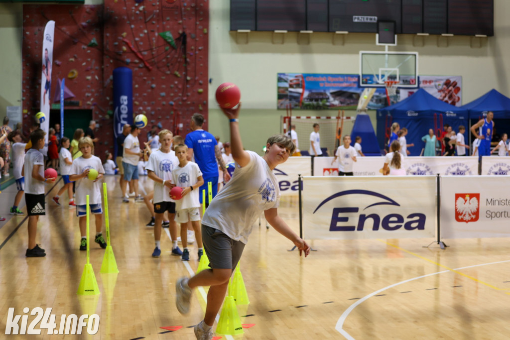 W Inowrocławiu gwiazdy sportu trenują z dzieciakami
