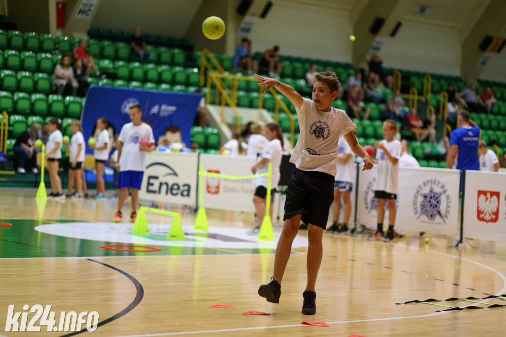 W Inowrocławiu gwiazdy sportu trenują z dzieciakami