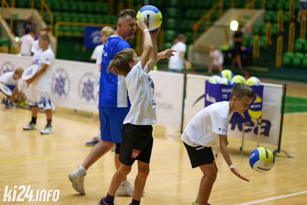 W Inowrocławiu gwiazdy sportu trenują z dzieciakami