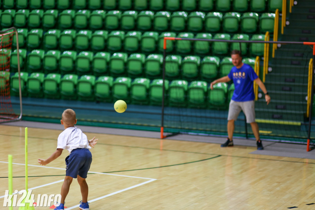 W Inowrocławiu gwiazdy sportu trenują z dzieciakami