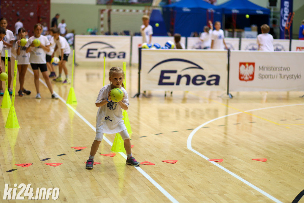 W Inowrocławiu gwiazdy sportu trenują z dzieciakami