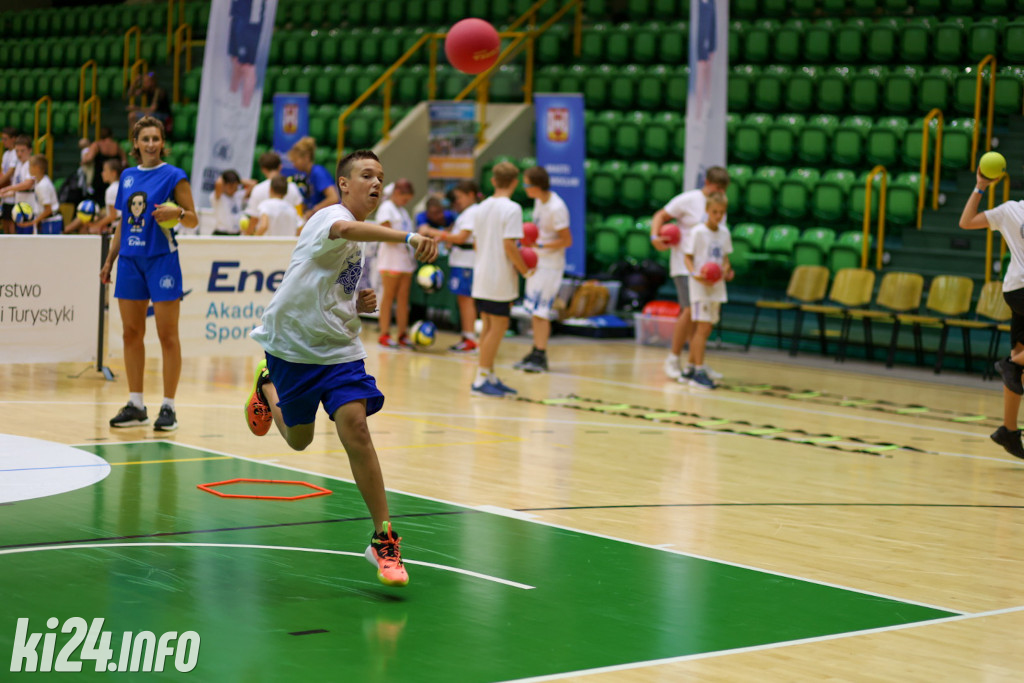 W Inowrocławiu gwiazdy sportu trenują z dzieciakami