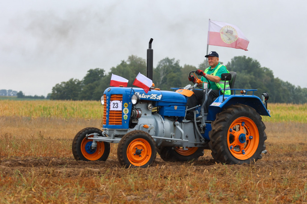 Kujawsko-Pałucki Rajd traktorów na polach Wielowsi