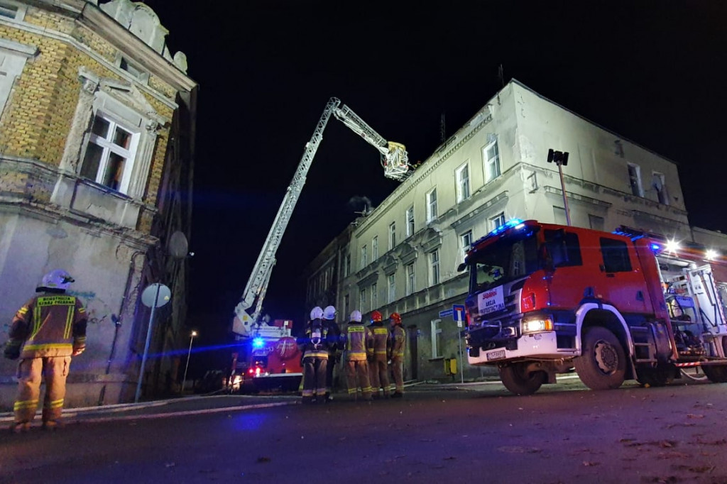 Pożar dachu w kamienicy w centrum miasta