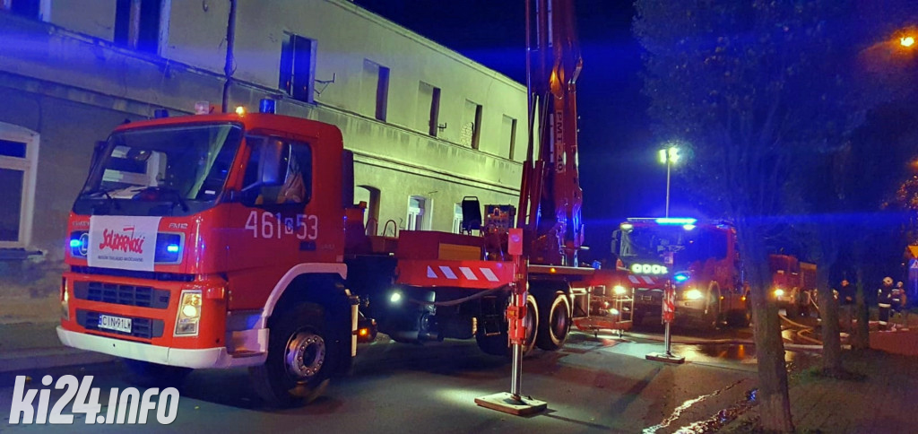 Pożar dachu w kamienicy w centrum miasta