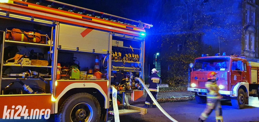 Pożar dachu w kamienicy w centrum miasta