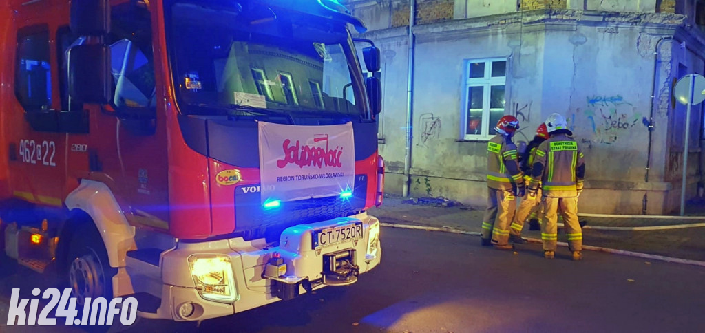 Pożar dachu w kamienicy w centrum miasta