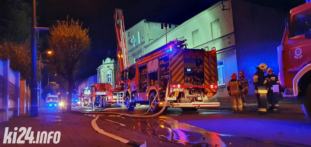 Pożar dachu w kamienicy w centrum miasta