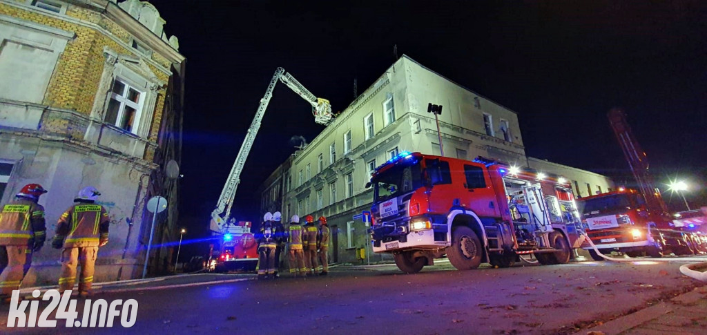 Pożar dachu w kamienicy w centrum miasta