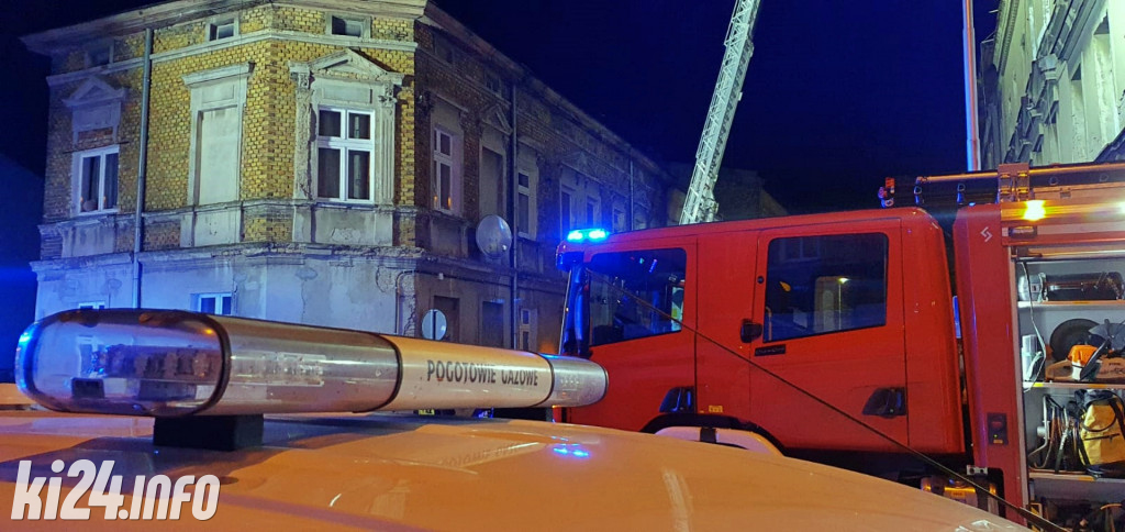 Pożar dachu w kamienicy w centrum miasta