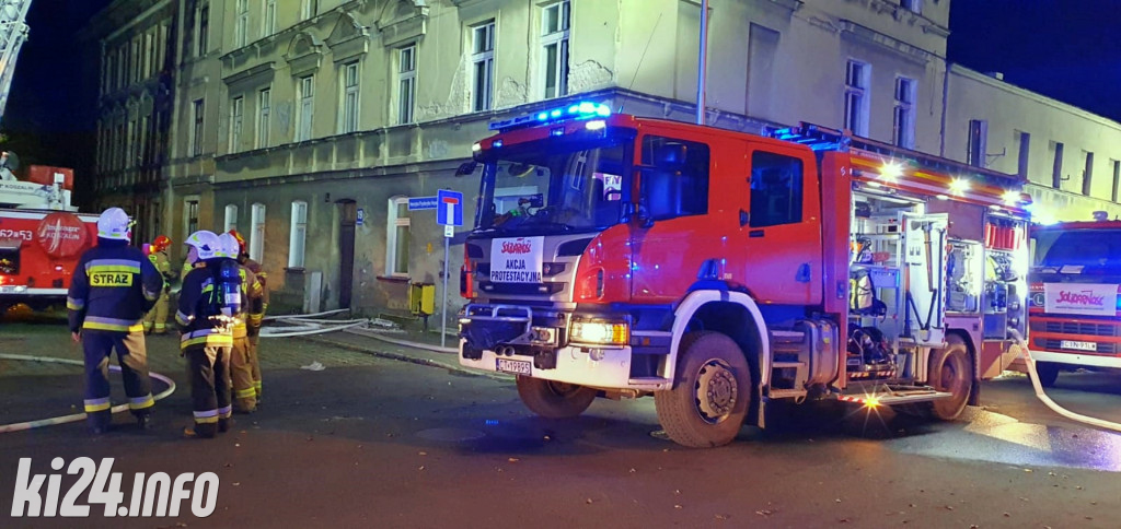 Pożar dachu w kamienicy w centrum miasta