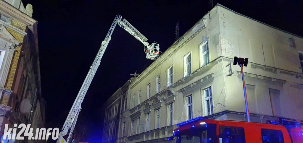 Pożar dachu w kamienicy w centrum miasta