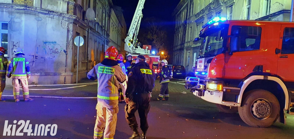 Pożar dachu w kamienicy w centrum miasta
