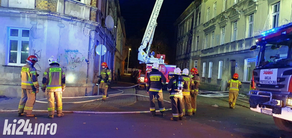 Pożar dachu w kamienicy w centrum miasta