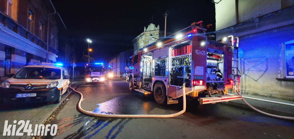 Pożar dachu w kamienicy w centrum miasta