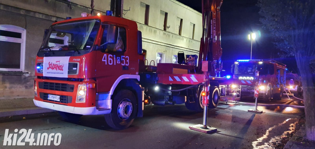 Pożar dachu w kamienicy w centrum miasta