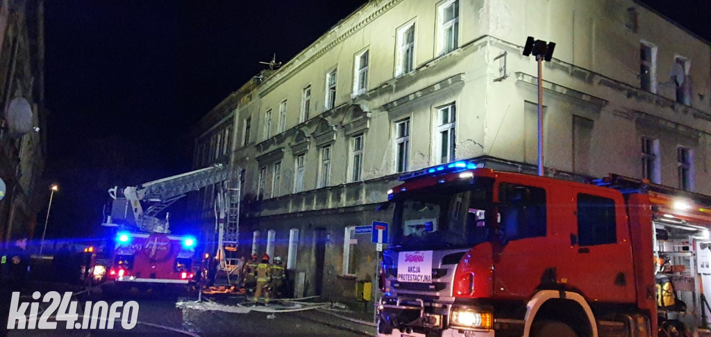 Pożar dachu w kamienicy w centrum miasta