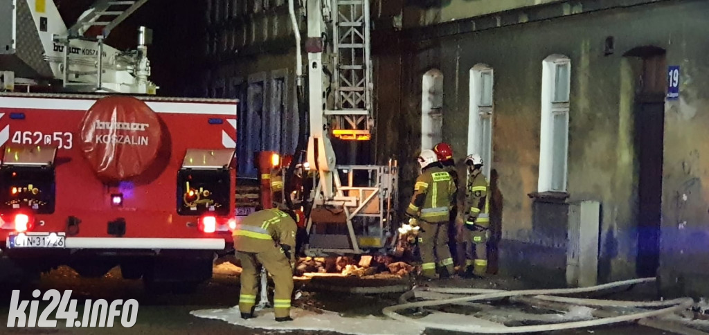 Pożar dachu w kamienicy w centrum miasta
