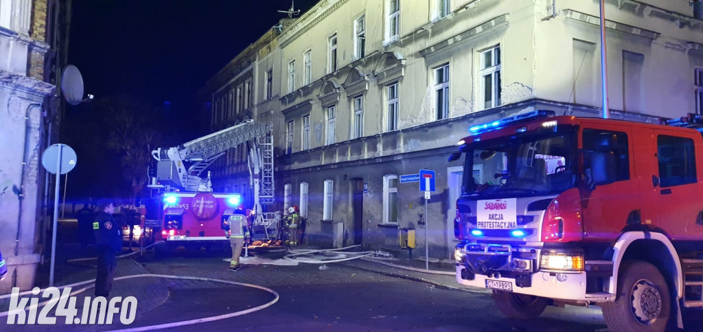 Pożar dachu w kamienicy w centrum miasta
