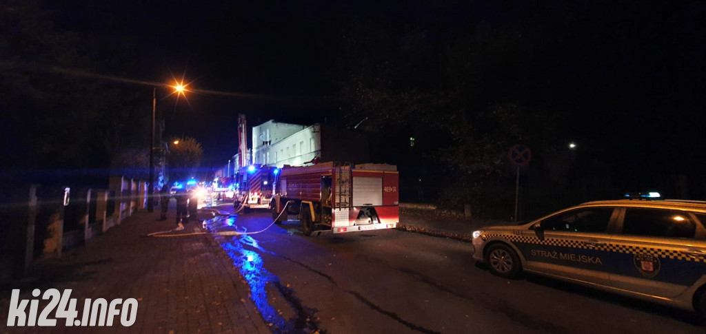 Pożar dachu w kamienicy w centrum miasta