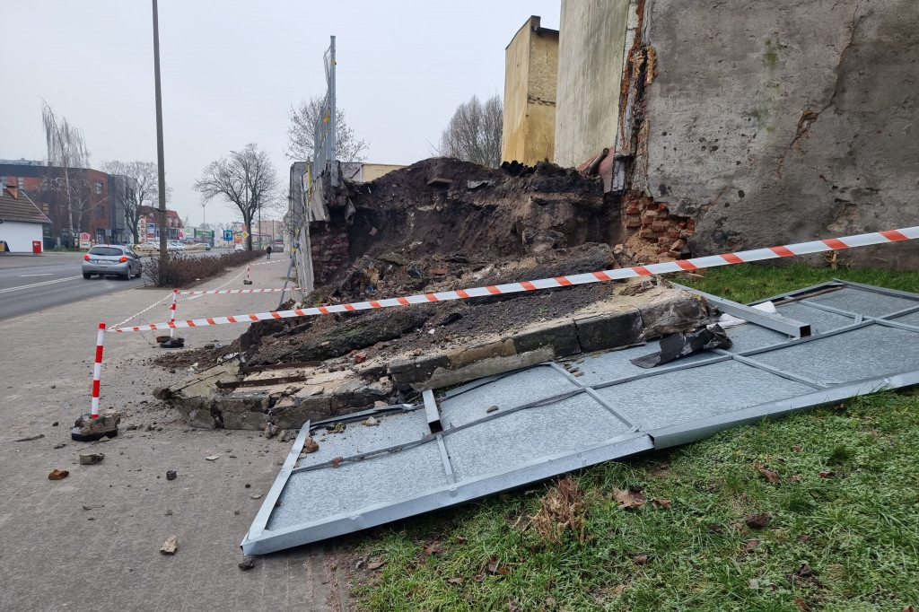 Zawalony mur na ul. Andrzeja