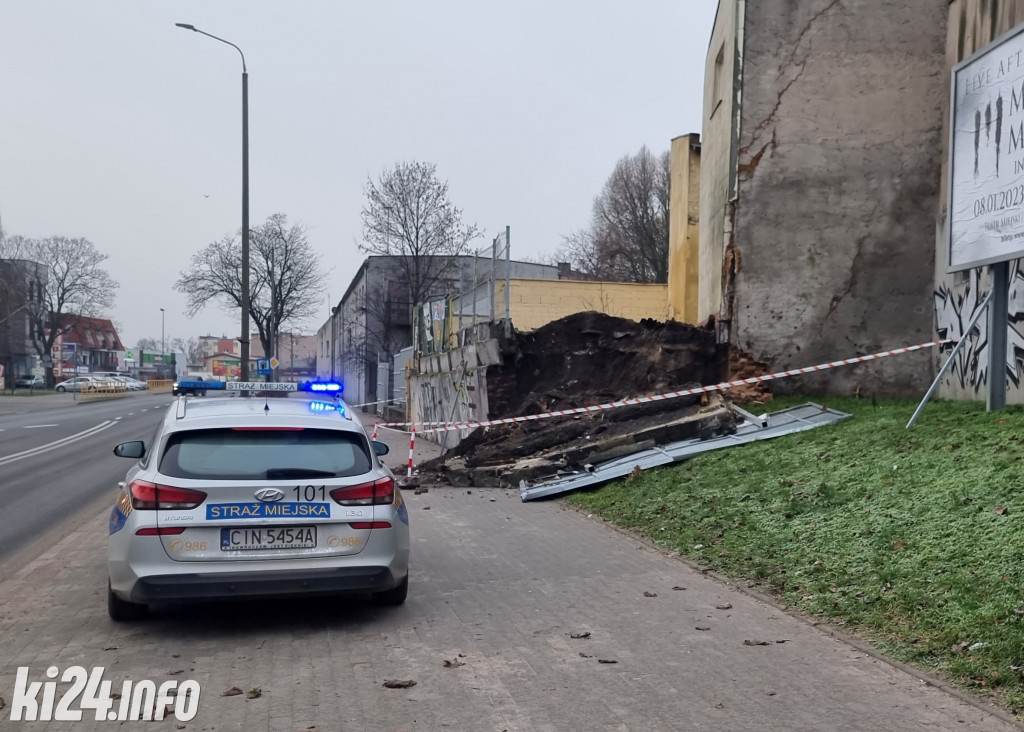 Zawalony mur na ul. Andrzeja
