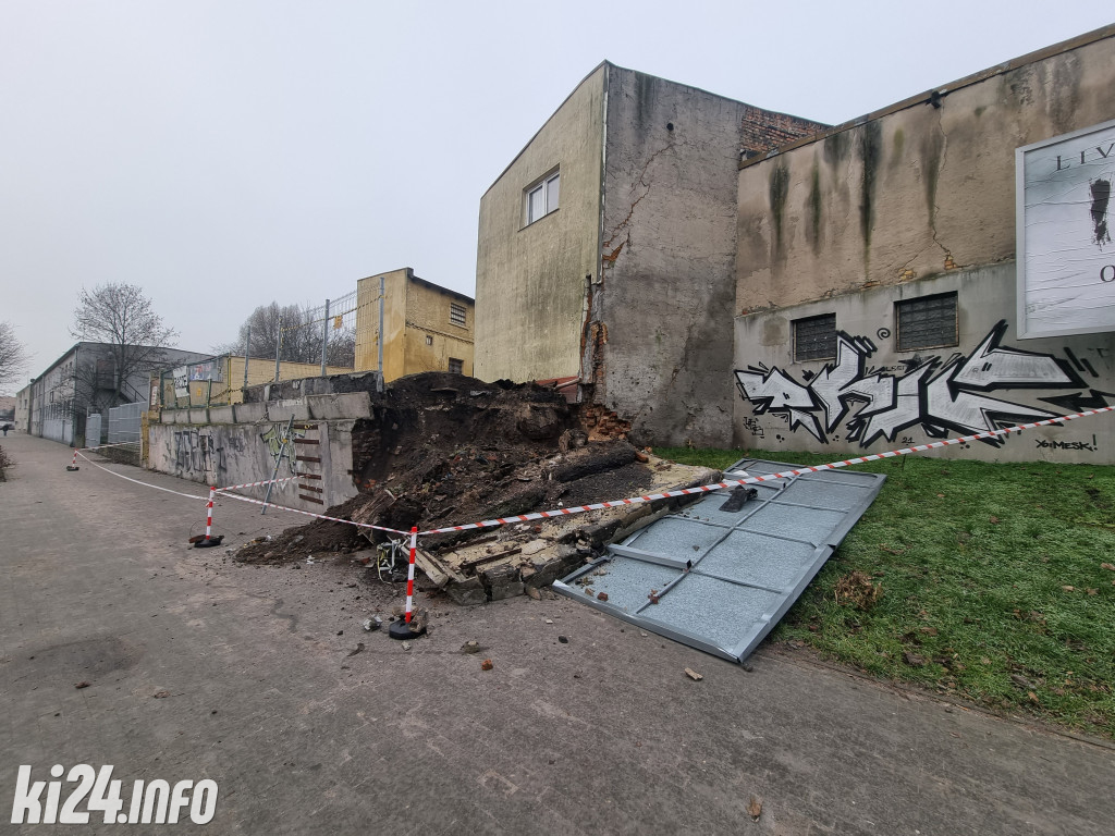 Zawalony mur na ul. Andrzeja