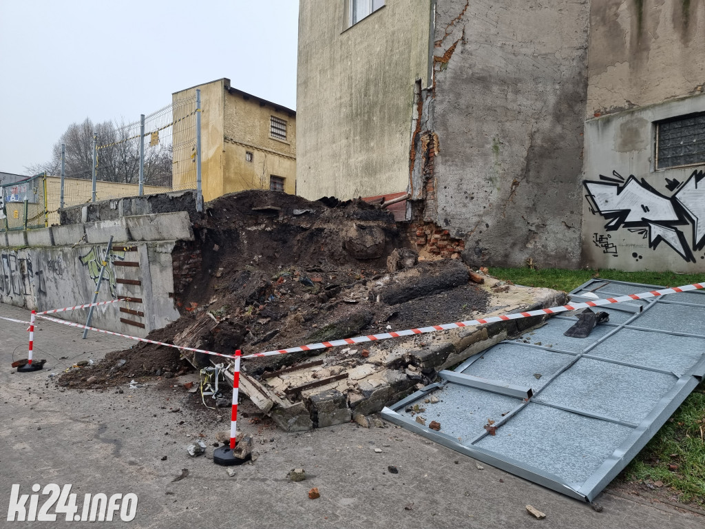 Zawalony mur na ul. Andrzeja